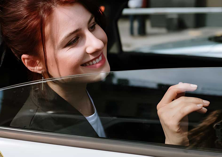 Pasageră fericită în mașină pe ruta București Ploiești cu carpooling prin Drivv